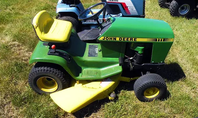 John Deere 111 Lawn Tractor
