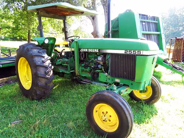 John Deere 2555 Utility Tractor