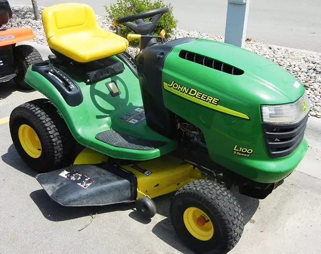 John Deere L100 Lawn Tractor