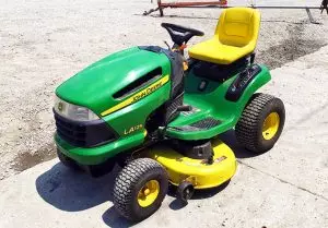 John Deere LA125 Lawn Tractor