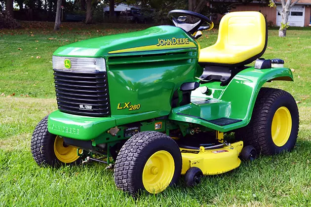 John Deere LX280 Lawn Tractor