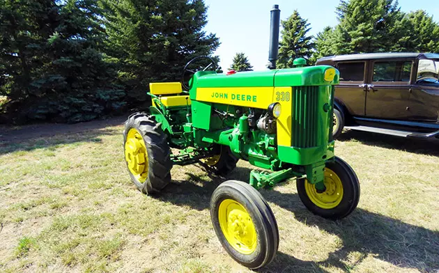 John Deere 330 Compact Utility Tractor