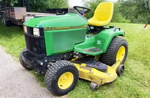John Deere 445 Lawn Tractor