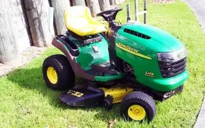 John Deere L108 Lawn Tractor
