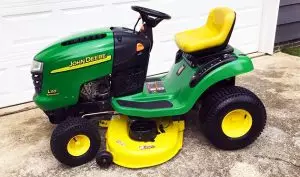 John Deere L110 Lawn Tractor