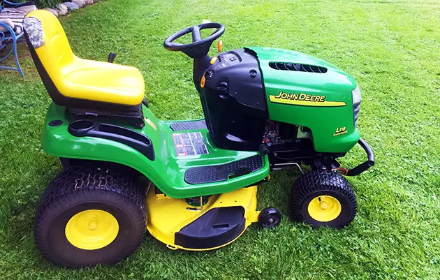 John Deere L118 Lawn Tractor