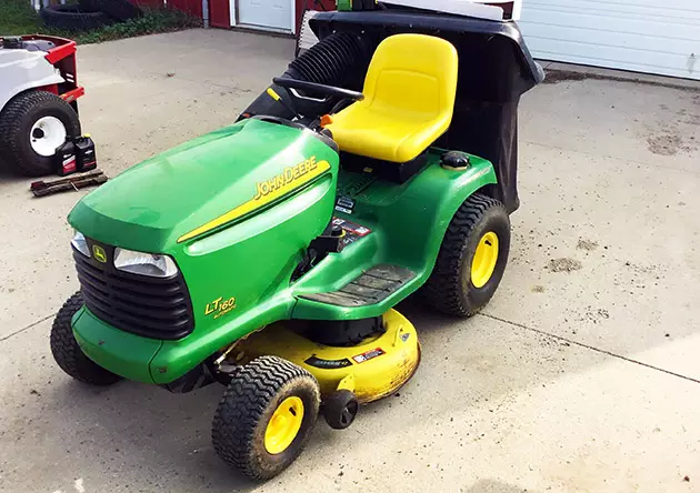John Deere LT160 Lawn Tractor