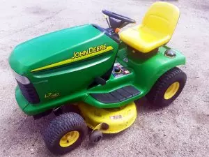 John Deere LT180 Lawn Tractor