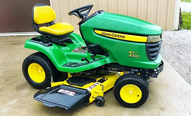 John Deere X320 Lawn Tractor